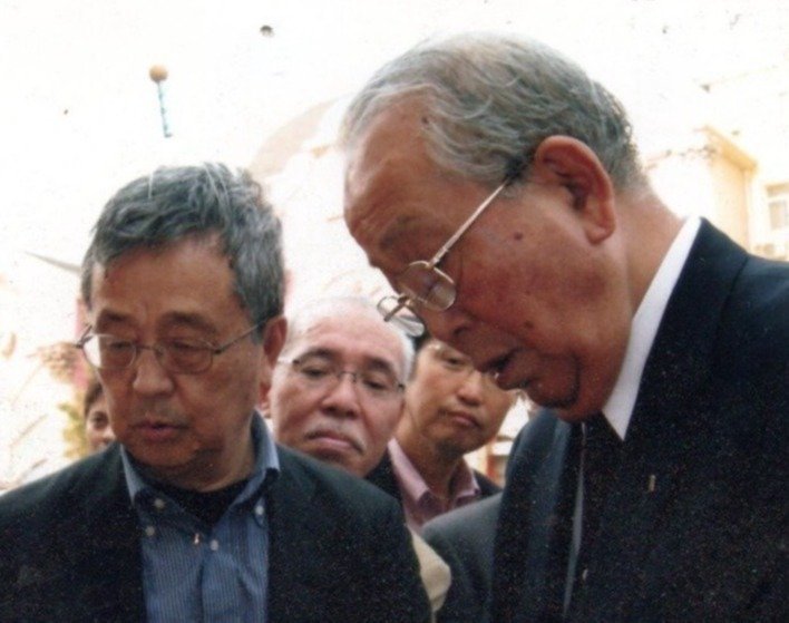 稲盛さんがJALの会長に就任した翌年の2011年、中国で「大連盛和塾」の開塾式に共に出席した折に、市場を歩く中井さん（左）と稲盛さん