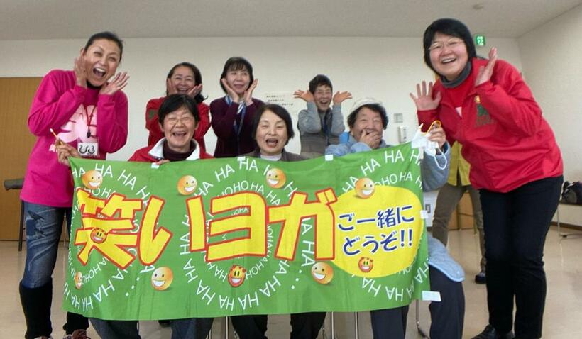 兵庫県姫路市で活動する「笑いヨガ」の参加者たち　（佐々木博美さん提供）