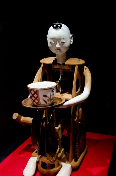 からくり人形の定番「茶運び人形」。「機巧図彙」にも作り方が示されている