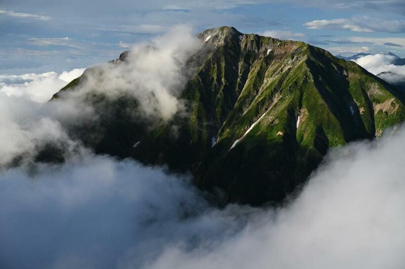 「五竜岳夏景」。朝、雲海をはるか下にしたがえていた五竜岳だったが、日が高く上るにつれて雲が湧き出して波のように五竜岳を包み込んでいく。雲はまるで生きているようで、やがて完全に飲み込んでしまった■ニコンZ 7・ニッコール Z 24-70mm f/4 S・ISO200・絞りf5.6・400分の1秒