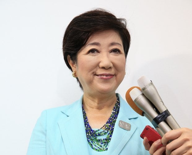 都議選から一夜明け、記者の質問に答える小池百合子・東京都知事（c）朝日新聞社