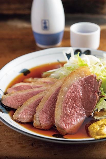 赤垣屋／仏産の高級な鴨肉を使った「かもロース」は1200円から。カウンターの中の良い色に煮込まれたおでんが食欲を誘う。カウンター席のほか、小上がり席、座敷の個室がある