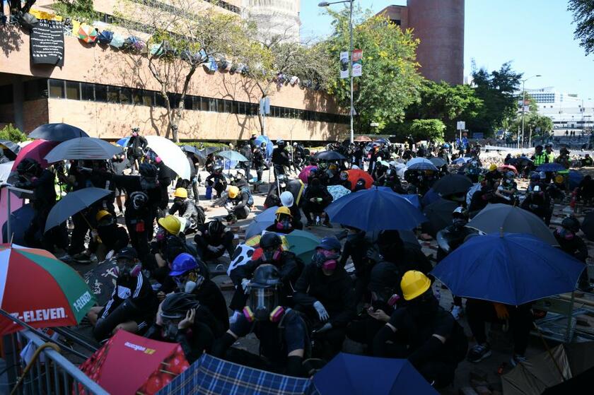 香港理工大学前に陣取ったデモ隊。これまでの展開は、中国政府の思惑どおり！？　（ｃ）朝日新聞社