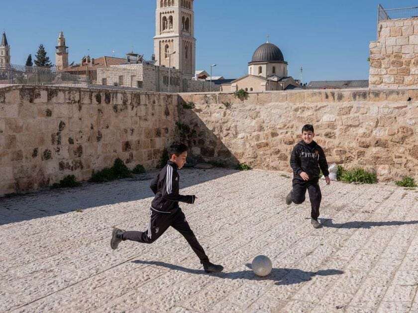 エルサレムの旧市街地で。サッカーをするイスラエル人の少年。壁を挟んだベツレヘムでは同じようにパレスチナ人の子どもたちが遊ぶ