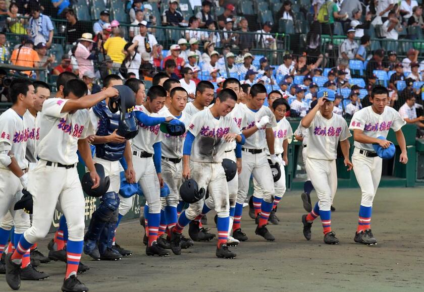 試合終了後、スタンドへあいさつに向かう花咲徳栄の選手たち（Ｃ）朝日新聞社