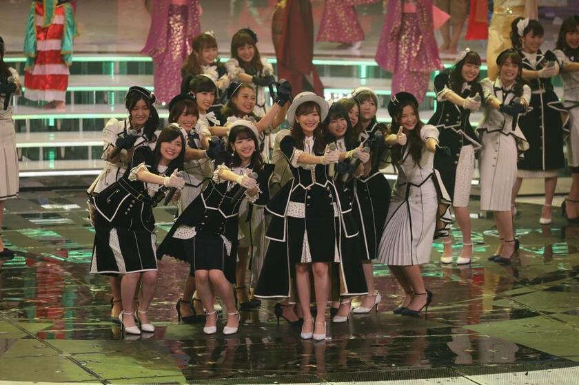 ＮＨＫ紅白歌合戦で「恋するフォーチュンクッキー」を歌ったＡＫＢ４８＝２０１８年１２月３１日（Ｃ）朝日新聞社