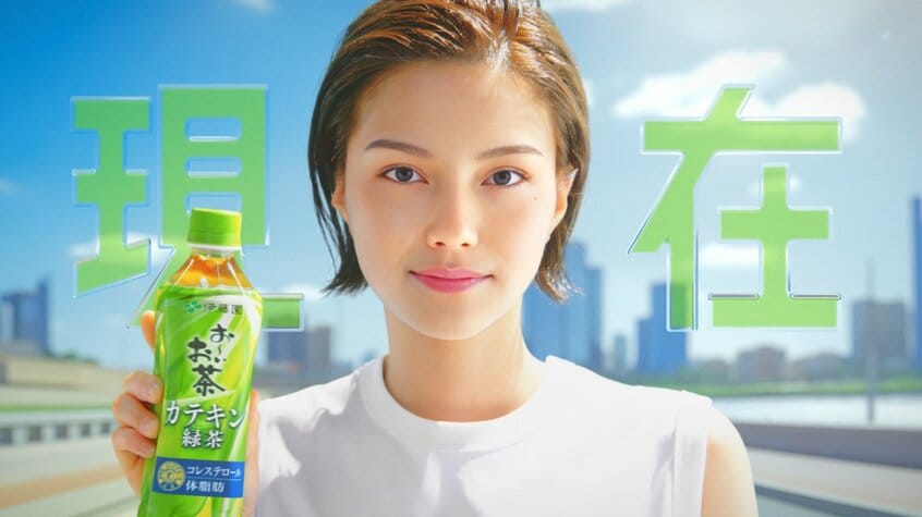 映像では、女性の将来の姿と現在の姿が描かれる。伊藤園提供