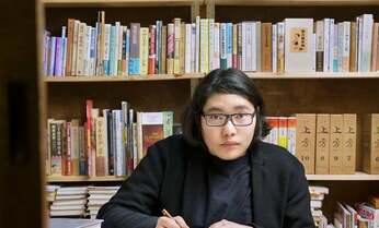 【現代の肖像】木ノ下歌舞伎主宰・木ノ下裕一 黒ずくめの服にラップで演じる「勧進帳」 <AERA連載>