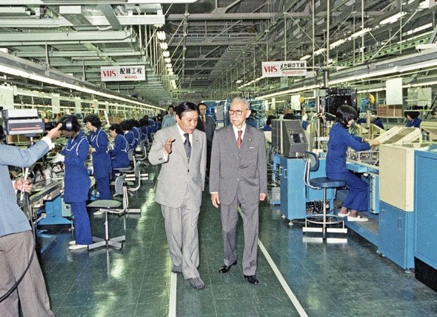 相談役に退いた松下幸之助さん(右)が1978年5月にビデオ事業部の岡山工場を視察。事業部長の谷井昭雄さん(左)が案内した(写真:パナソニック提供)