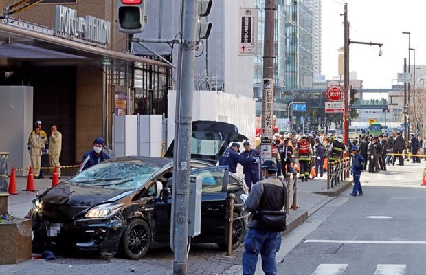 大阪・梅田の事故で、歩道に乗り上げたプリウス　（c）朝日新聞社