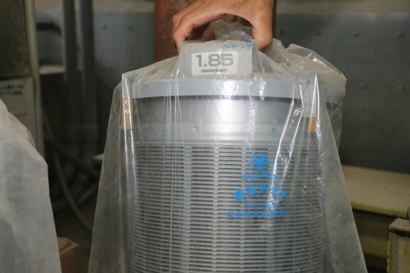 新潟県の米農家が米の選別で使用する「1.85ミリ」のふるい目。農水省が収量調査で使用するのは「1.7ミリ」なので、実際の収量は統計よりも少なくなる＝米倉昭仁撮影