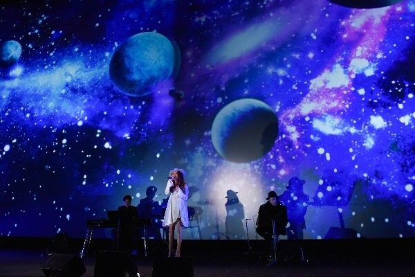 JUJUが宇宙空間の中で“生歌”初披露、映画『パッセンジャー』ジャパンプレミア開催