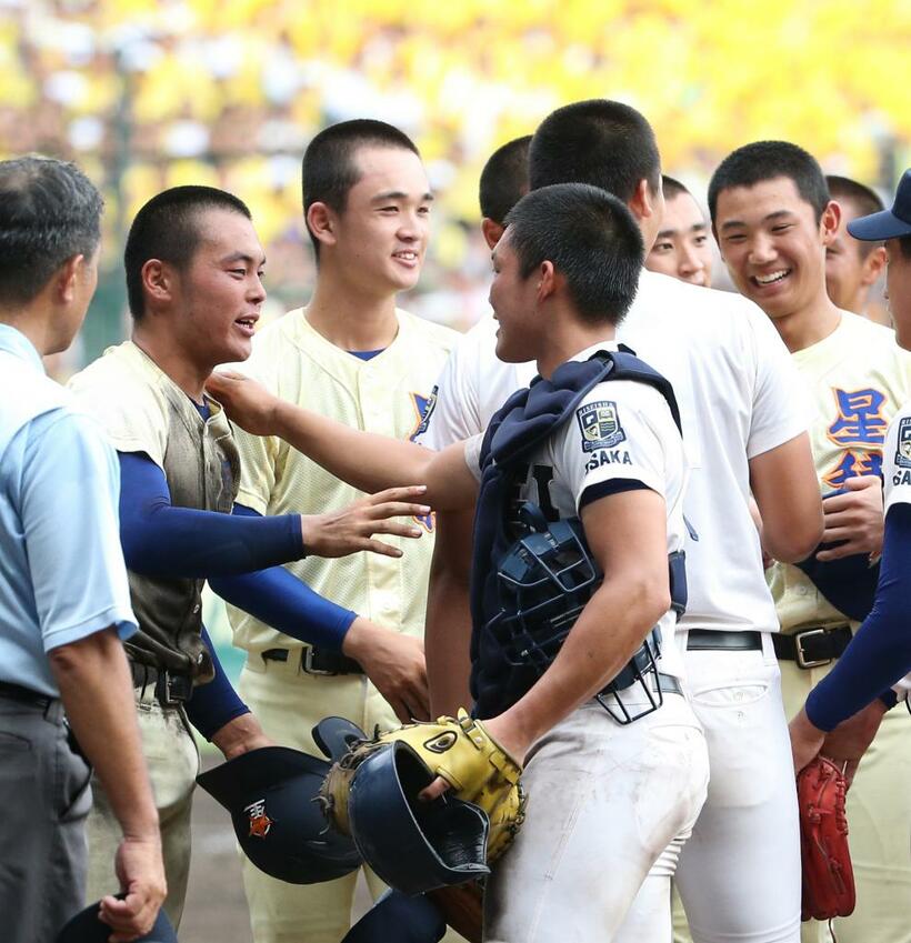 試合終了後、履正社の選手と健闘をたたえ合う星稜の山瀬（左）と奥川（右端）（Ｃ）朝日新聞社