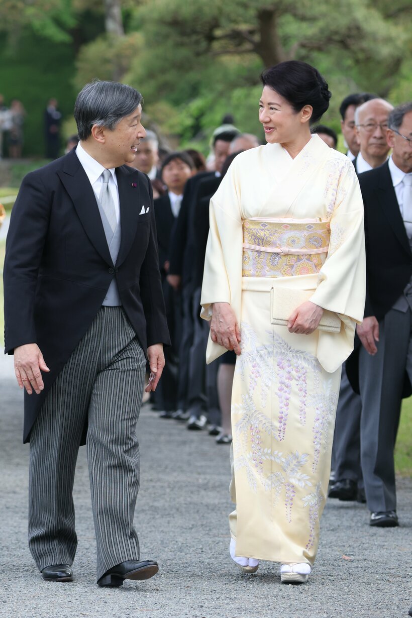 春の園遊会での天皇、皇后両陛下＝2025年4月22日午後、東京・元赤坂の赤坂御苑、JMPA