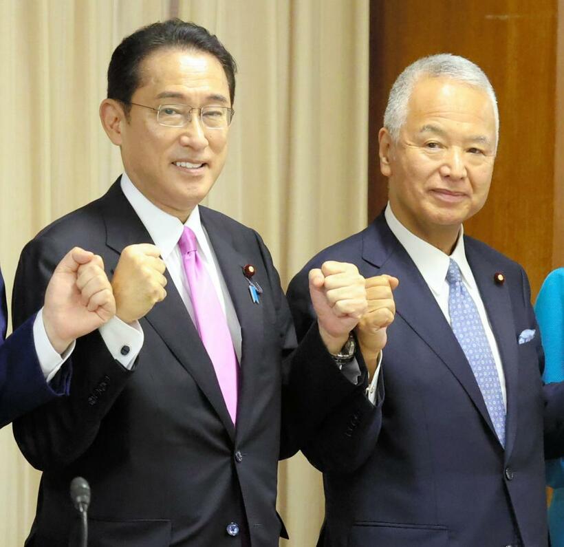 岸田文雄首相（左）と甘利明幹事長（C）朝日新聞社