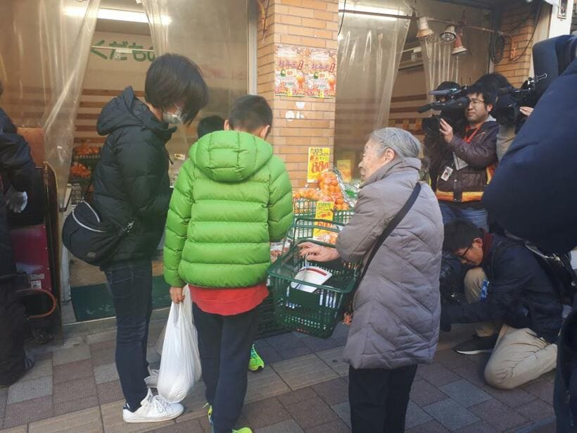 2018年12月30日午後、事件現場に近い千歳烏山駅でチラシを配る宮澤節子さん（撮影・森下香枝）