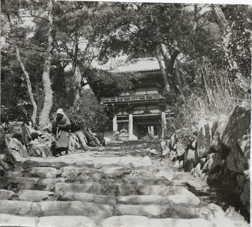 安土城址にある摠見寺二王門（1939年撮影）