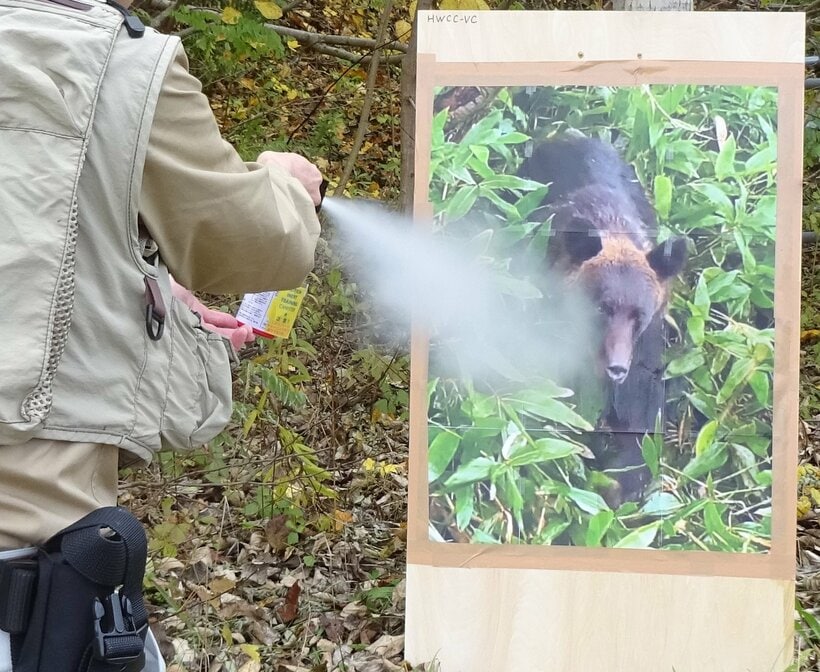 練習用クマスプレーを噴射する様子＝石名坂豪さん提供