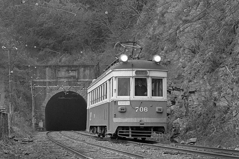 廃止を目前にした1971年1月、鵬雲洞トンネルを訪れるチャンスが巡ってきた。冬枯れの山並みにケロヨンライトが輝いた。浜の宮～琴の浦（撮影／諸河久：1971年1月8日）