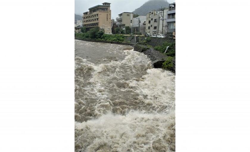 神奈川県箱根町湯本を流れる早川。７月３日の大雨で濁流となった（ｃ）朝日新聞社