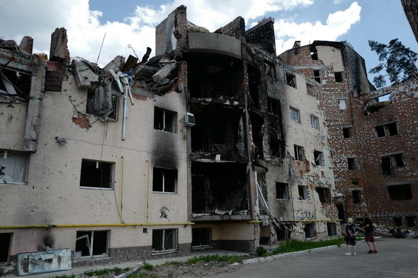 ロシア軍の攻撃で損壊した共同住宅＝６月８日、ウクライナ・イルピン