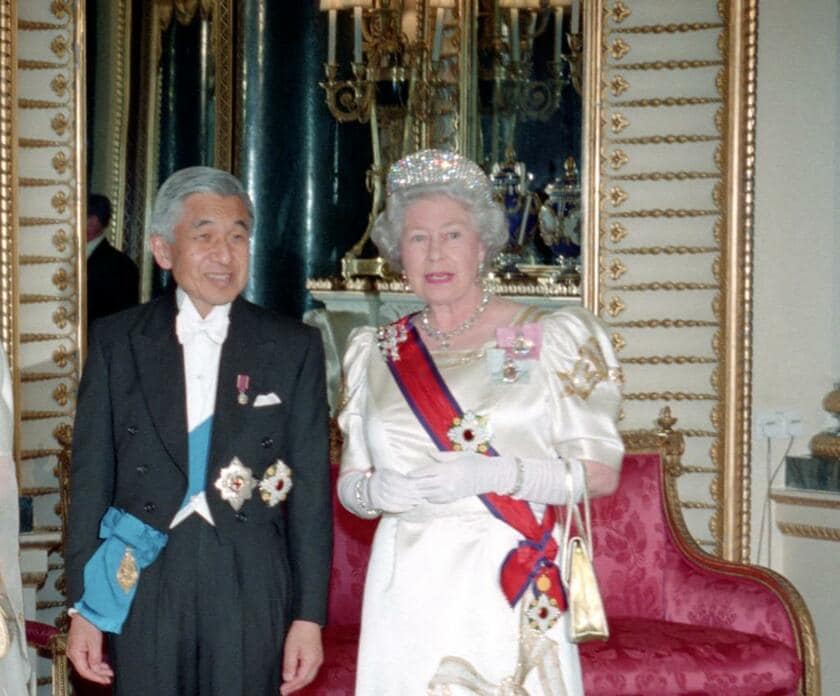 1998年5月、英バッキンガム宮殿で開かれたエリザベス女王主催の晩さん会を前に写真撮影に応じたエリザベス女王、天皇陛下（現、上皇さま）