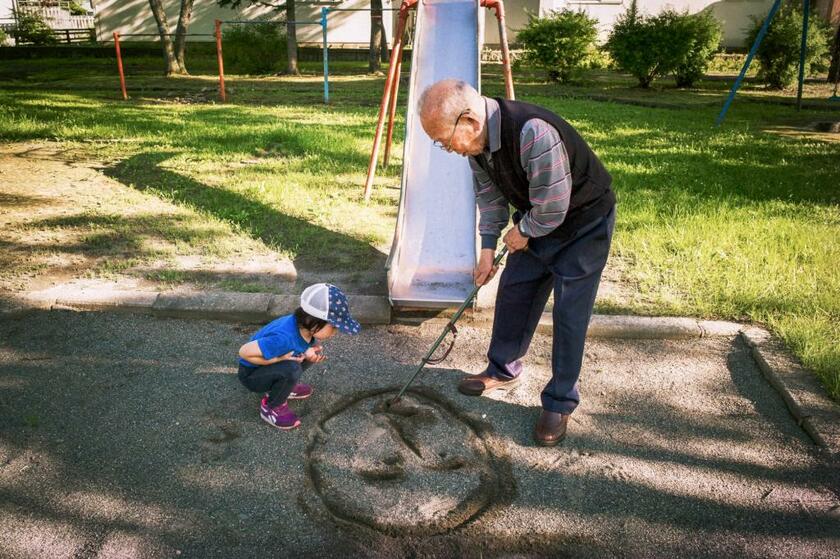 ひ孫のなおちゃんと公園で遊ぶ松本さん