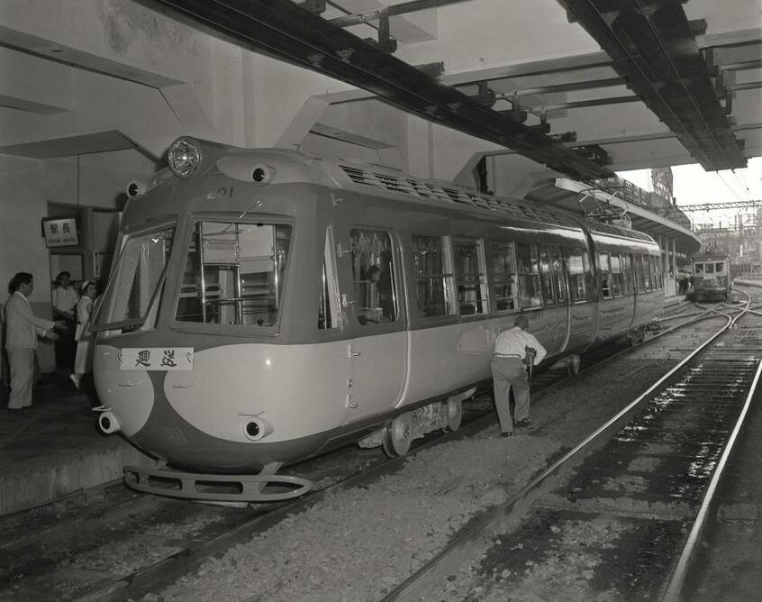 【東急玉川線(玉電)】1969年5月10日、渋谷―二子玉川園が廃止。同区間を走った200形電車。「ペコちゃん」などの愛称も/1955年10月撮影(写真・朝日新聞社)