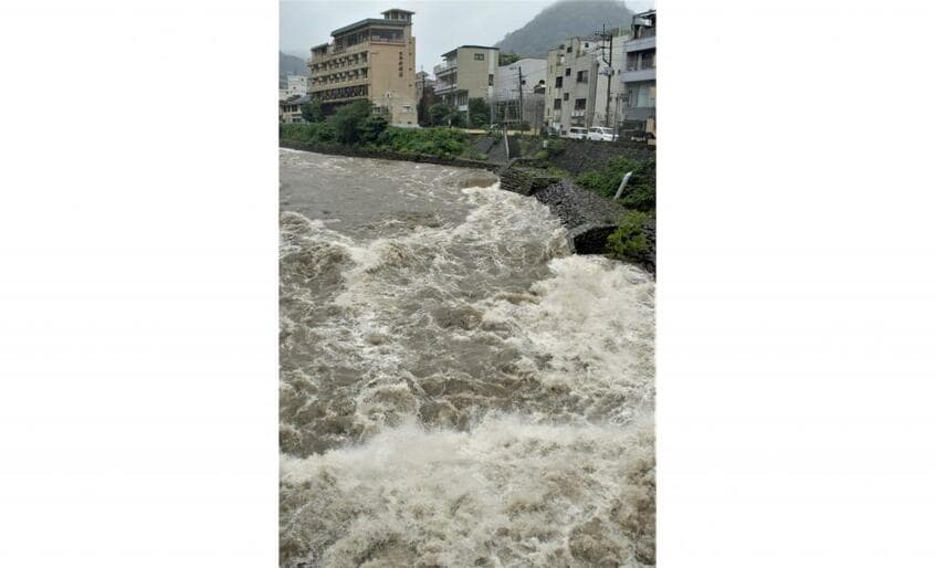 神奈川県箱根町湯本を流れる早川。7月3日の大雨で濁流となった(c)朝日新聞社
