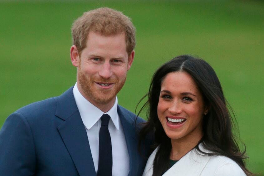 婚約発表後、2017年11月27日、ロンドン西部のケンジントン宮殿で写真撮影に臨んだヘンリー王子とメーガンさん。この日から7年8カ月が過ぎた（photo AFP/アフロ）
 
