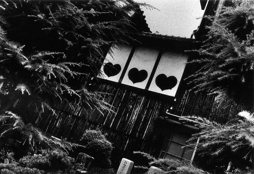 「連夜の街 #2洞泉寺(奈良県大和郡山市)」1978-79年(撮影:石内都)