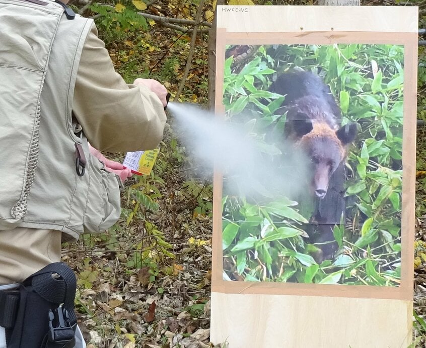 練習用クマスプレーを噴射する様子=石名坂豪さん提供
