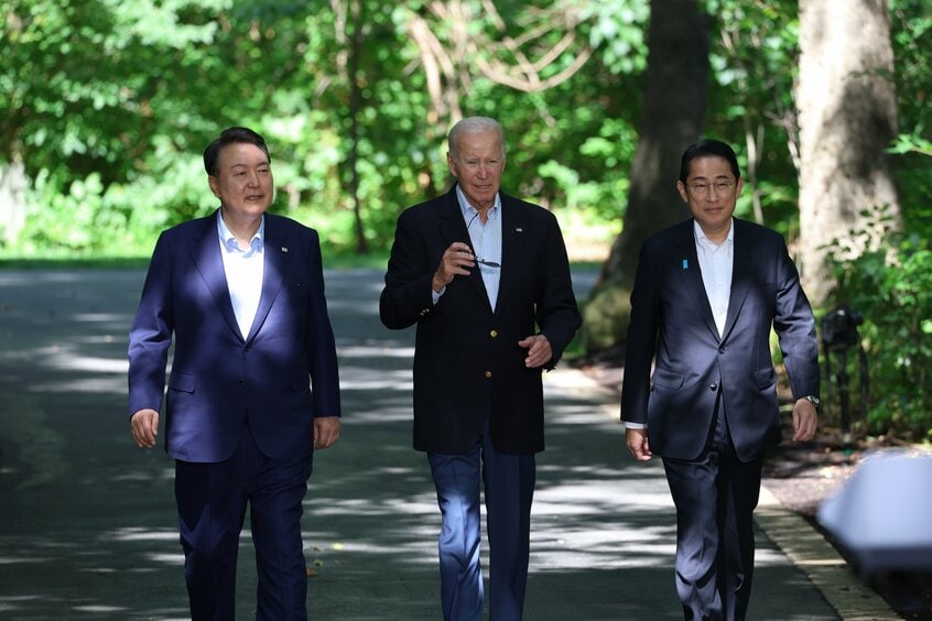 共同記者会見場へ向かう(右から)岸田文雄首相、米国のバイデン大統領、韓国の尹錫悦大統領=2023年8月18日、米ワシントン郊外のキャンプデービッド、岩下毅撮影