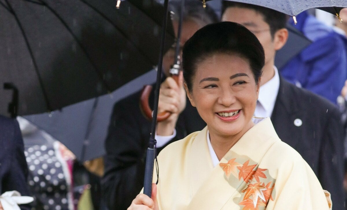 雅子さま61歳に〉園遊会で皇后雅子さまのお着物に注目 袖には天皇家の「菊紋」と格調高い鳳凰の帯、愛子さまが幼い時期は「貝遊び」の柄行も | AERA  dot. (アエラドット)