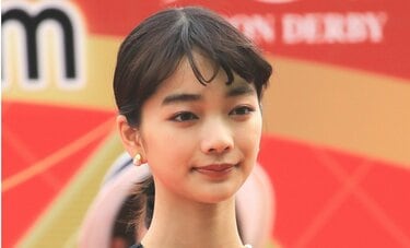 日本ダービーで注目された「見上愛」が人気沸騰中　「自分の顔に興味ない」と言い切る“小顔女優”の素顔
