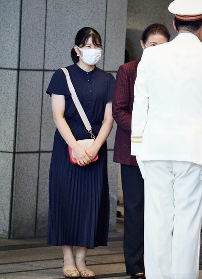 愛子さま専用 画像】《雅子さまをご参考に？》愛子さま、日赤に初出勤で見せ