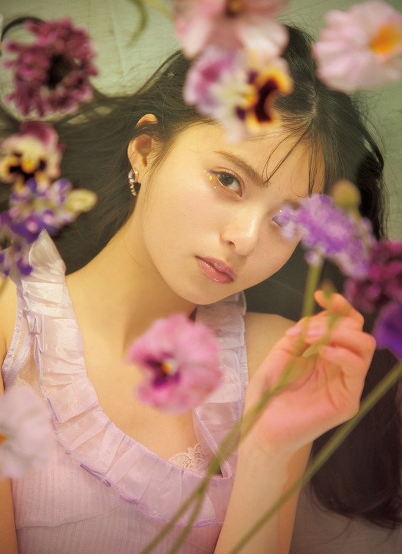 齋藤飛鳥（乃木坂46）、花の妖精に扮してファッション絵本『LARME』表紙