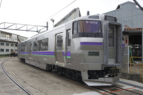 来春から走る「はこだてライナー」。車体には北海道新幹線と同じ、パープルとグリーンのライン。