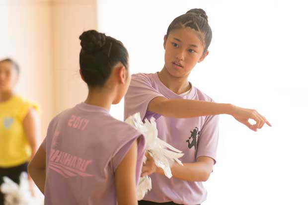 バトン部で練習中の岡田真奈美さん。2人の3年生と一緒に下級生を引っ張る。(撮影・小山幸佑)