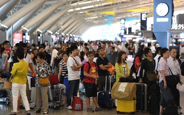 お盆を前に多くの人で混雑する関西空港の国際線出発階＝８月１０日　（ｃ）朝日新聞社