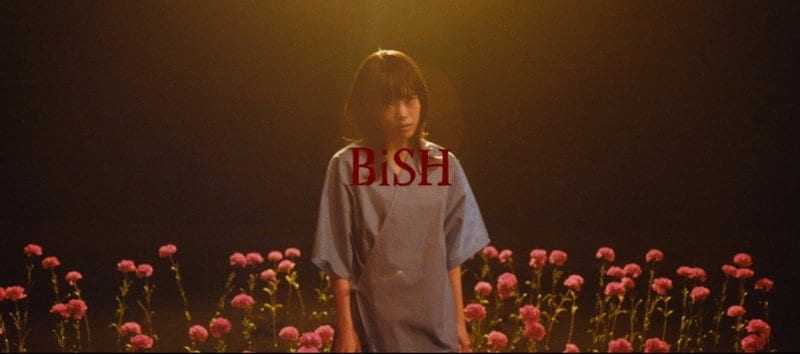BiSH、アイナ作曲＆モモコ作詞「リズム」MV＆緑のカップ麺を食べる新ビジュアル公開