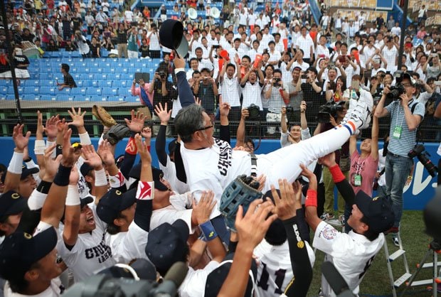 近藤監督を胴上げする、中京学院大の選手たち＝６月１２日午後、神宮球場　（ｃ）朝日新聞社