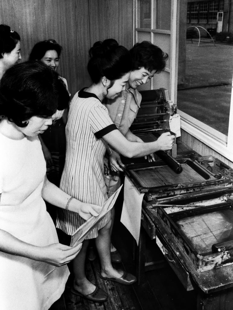１９７０年の都内の小学校のＰＴＡ活動の様子。母親たちがＰＴＡ新聞を印刷している　（ｃ）朝日新聞社