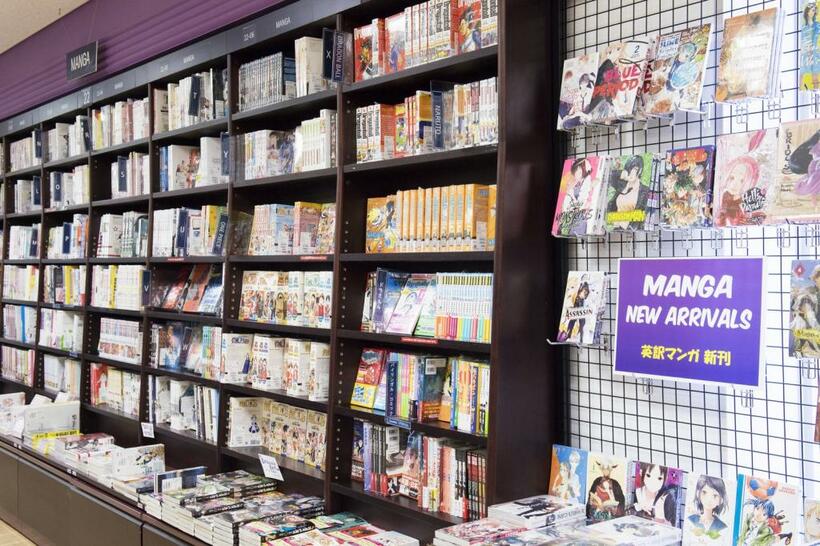 書店に並ぶ英訳版マンガ（Books Kinokuniya Tokyo、撮影／高野楓菜）