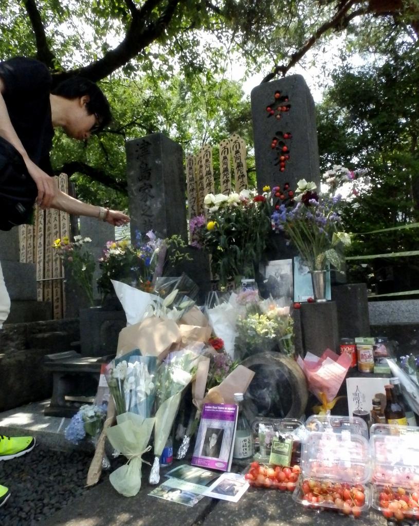 毎年、多くの太宰ファンが集う桜桃忌（写真は２０１９年）　（ｃ）朝日新聞社