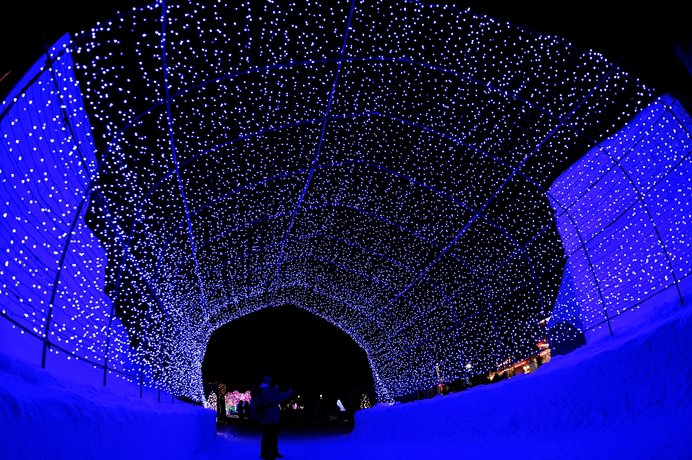 「十和田湖冬物語」へ続く光のトンネル