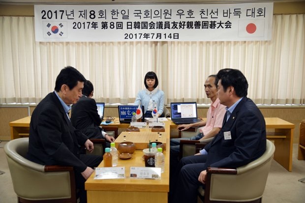 ７月１４日に韓国「棋友会」会長とそれぞれＡＩ囲碁ソフトをパートナーにしたペア棋戦に挑んだ自民党の柳本卓治参院議員（左）（写真：柳本卓治事務所提供）