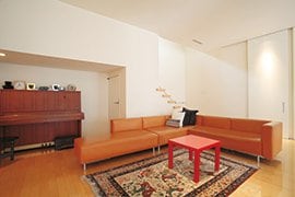 玄関を入って、まずたどり着くのが広くて明るいリビング。奥さまの意見で、リビングの奥に階段を設け、子どもが2階にある自室に行くためには、必ずこのリビングを通るようなつくりにした。