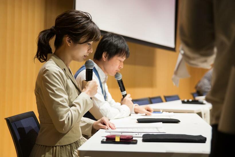 東日本大震災後に福島県を取材で訪れてから、毎年通い続けて地域の人々と交流している。2月に開かれたシンポジウム「ふくしまウチ⇔ソト」でファシリテーターを務め、高校生と福島の未来を考えた（撮影／山本倫子）