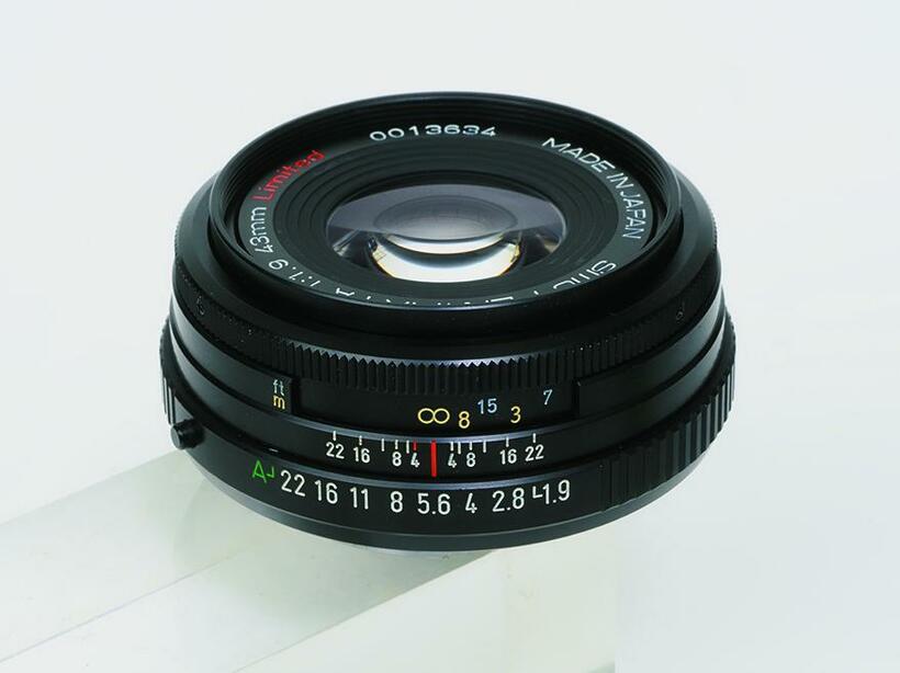 リコーイメージング
<br />【smc PENTAX-FA　
<br />43mm F1.9 Limited】
<br />画面の対角線を標準レンズと考え、それを律儀に実現。特段に性能が高いという感じはないが、ペンタックスユーザーには絶対に所有してほしいレンズ